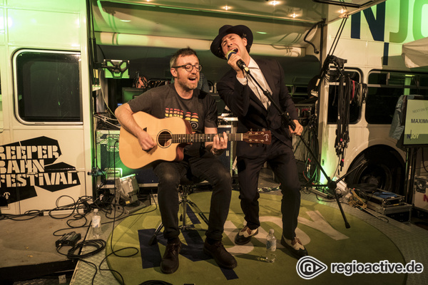 Indie Rock Parking Lot - Fotos der Indie-Rocker Maxïmo Park live auf dem Reeperbahn Festival 2017 