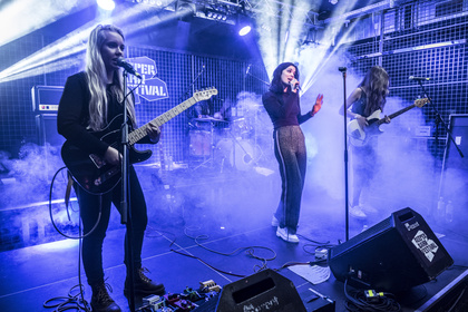 Ein Ass im Ärmel - Live-Bilder von The Aces auf dem Reeperbahn Festival 2017 