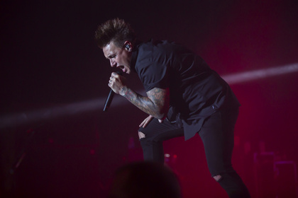 Durch die harten Zeiten - Papa Roach bringen die Stadthalle Offenbach zum Schwitzen 