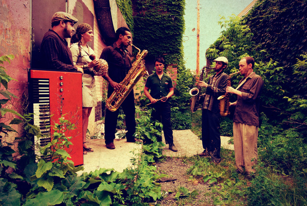 Beseelte Blechmusik - Enjoy Jazz 2017: Souljazz Orchestra bringt Leben in den Karlstorbahnhof Heidelberg 