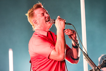 Für gute Zwecke - Queens of the Stone Age streamen unveröffentlichtes Konzert am 13. November 