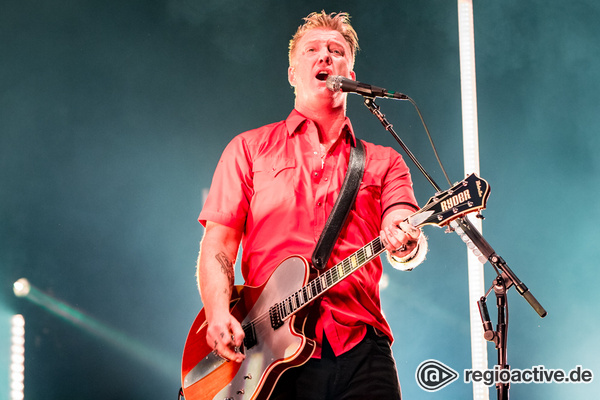 "It’s fucking Saturday!" - Queens of the Stone Age bringen die Luft in der Arena Oberhausen zum Knistern 