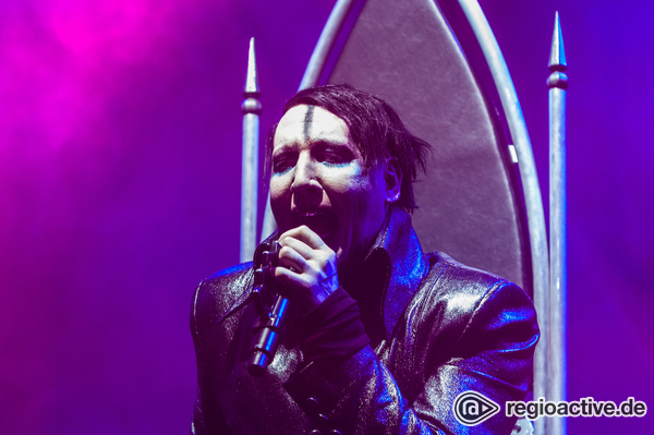 Im Rollstuhl thronend - Marilyn Manson: Live-Bilder des Schock-Rockers in der Sporthalle in Hamburg 