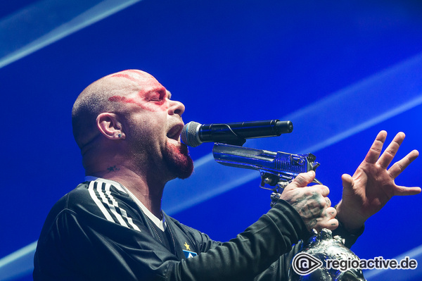 Ortsbewusst - Am Anschlag: Live-Bilder von Five Finger Death Punch in der Barclaycard Arena in Hamburg 