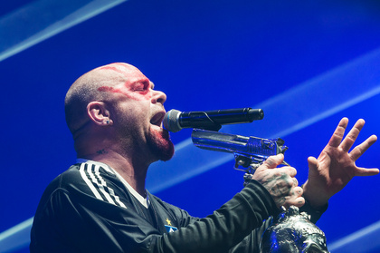 Ortsbewusst - Am Anschlag: Live-Bilder von Five Finger Death Punch in der Barclaycard Arena in Hamburg 