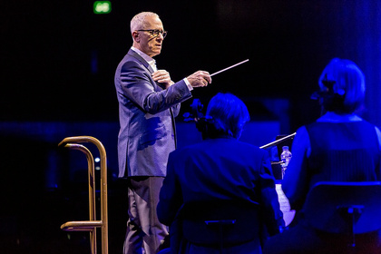 Am Dirigentenpult - James Newton Howard: Live-Fotos des Filmkomponisten im Rosengarten Mannheim 