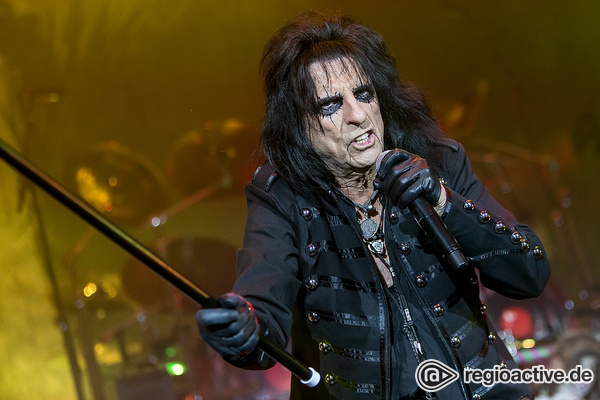 Der originale Schock-Rocker - Theatralisch: Fotos von Alice Cooper live in der MHPArena Ludwigsburg 