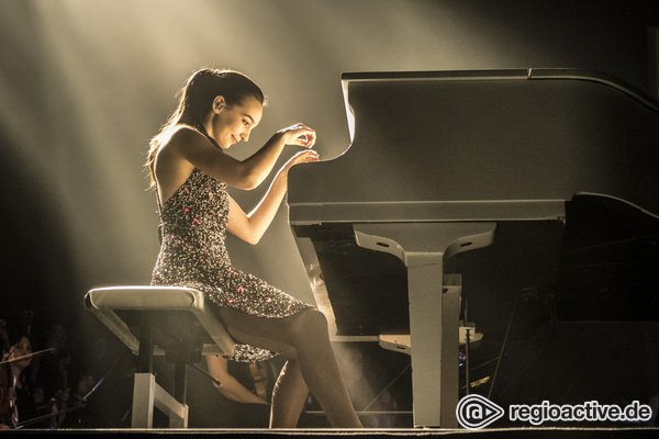 Junges Talent - Strahlend: Live-Fotos von Emily Bear bei der Night Of The Proms in Hamburg 