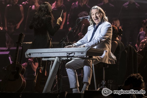 Vagabund der Extraklasse - Ganz in Weiß: Bilder von Roger Hodgson bei der Night of the Proms 2017 in Hamburg 