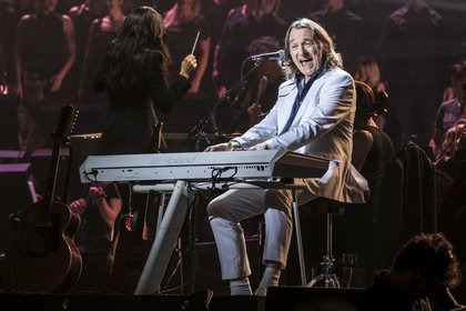 Vagabund der Extraklasse - Ganz in Weiß: Bilder von Roger Hodgson bei der Night of the Proms 2017 in Hamburg 