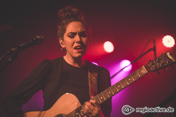 Ganz in schwarz - Emma Ruth Rundle spielt im Zoom Frankfurt ein exquisit düsteres Konzert 