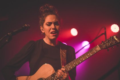 Ganz in schwarz - Emma Ruth Rundle spielt im Zoom Frankfurt ein exquisit düsteres Konzert 