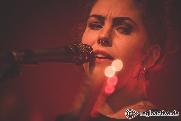 Passend zur Jahreszeit - Intensiv: Bilder von Emma Ruth Rundle live im Zoom in Frankfurt 