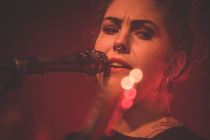 Passend zur Jahreszeit - Intensiv: Bilder von Emma Ruth Rundle live im Zoom in Frankfurt 