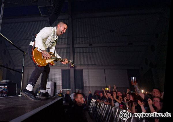 Links gepolt - Schweißtreibend: Fotos der Broilers live in der Mannheimer Maimarkthalle 