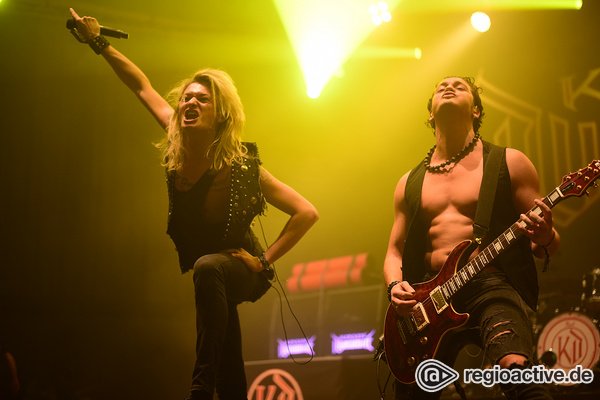 Explodieren auf der Bühne - Fotos von Kissin’ Dynamite live beim Knock Out Festival 2017 in Kalrsruhe 