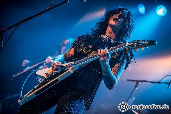 Christmas is coming - Live-Fotos von Travelin Jack als Support von Kadavar in Mannheim 