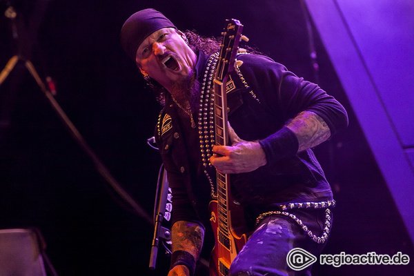 Dem Eis fehlt Feuer - Gut gespielt, mäßig gerockt: Iced Earth live im Schlachthof Wiesbaden 