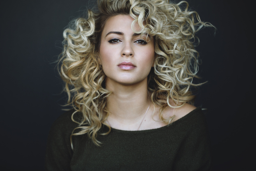 Singer-Songwriterin Tori Kelly prämiert das beste Video