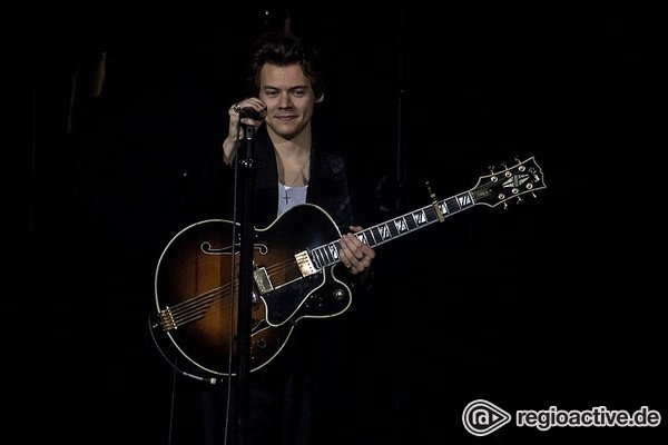 Eine neue Richtung - Stylish: Fotos von Harry Styles live in der SAP Arena in Mannheim 