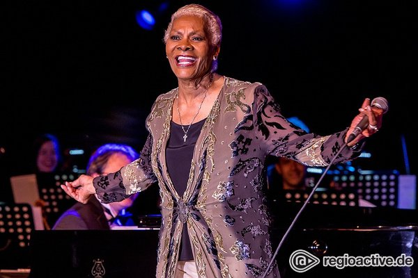 Mit Orchester - Diva: Live-Fotos von Dionne Warwick beim Musikmesse Festival Frankfurt 