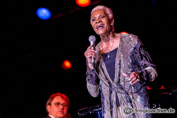 Grande Dame des Soul - Dionne Warwick bietet beim Musikmesse Festival in Frankfurt wahren Hörgenuss 