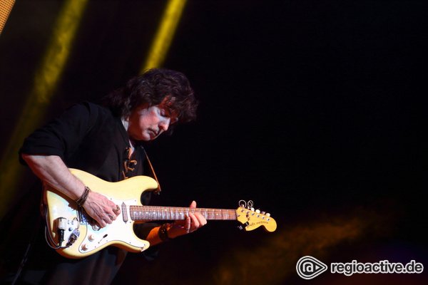 Der Altmeister fällt auf die Knie - Ritchie Blackmore's Rainbow in Berlin: Riffs sind nur ein Teil der Kunst 