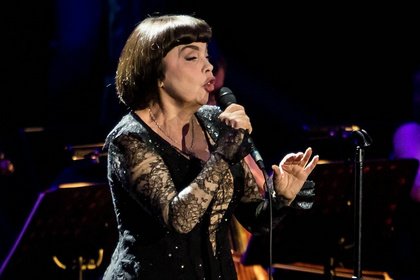 Der Spatz ist noch bei Stimme - Mireille Mathieu bezaubert das Publikum in der Jahrhunderthalle Frankfurt 