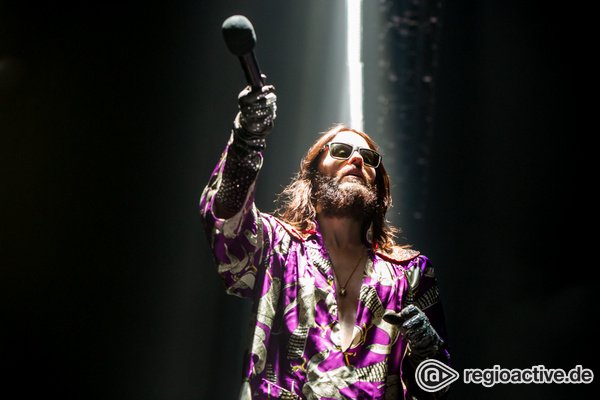 Fast wie Jesus - Abgehoben: Live-Bilder von Thirty Seconds To Mars in der Lanxess-Arena in Köln 