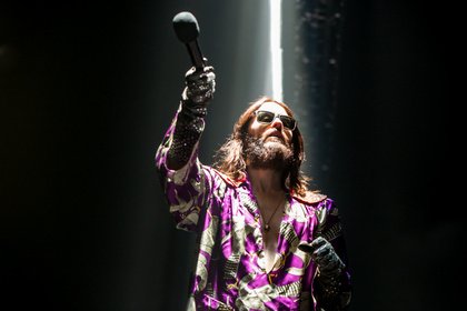 Fast wie Jesus - Abgehoben: Live-Bilder von Thirty Seconds To Mars in der Lanxess-Arena in Köln 