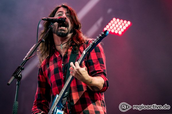 Oh no! - Dave Grohl fällt von der Bühne...schon wieder 