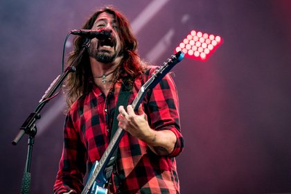 Oh no! - Dave Grohl fällt von der Bühne...schon wieder 