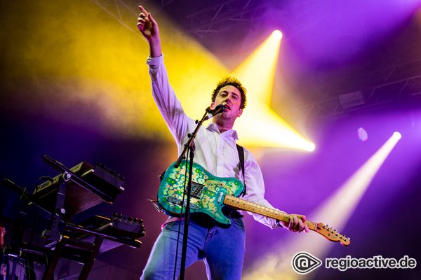 Im Lichtermeer - Enthusiastisch: Live-Bilder von The Wombats auf dem Maifeld Derby 2018 