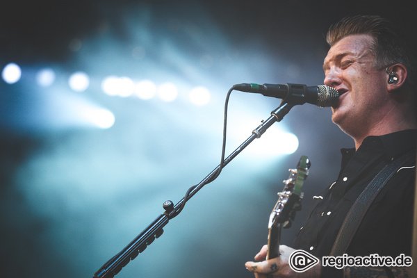 Tanzwütig - Queens Of The Stone Age bringen den Wüstenstaub in den Kulturpark Wiesbaden 