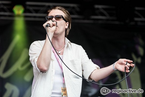 Zu wenig Verrücktheit - Konventionell: Bilder von Alex Cameron live auf dem Maifeld Derby 2018 