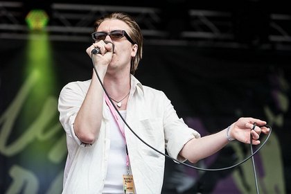 Zu wenig Verrücktheit - Konventionell: Bilder von Alex Cameron live auf dem Maifeld Derby 2018 