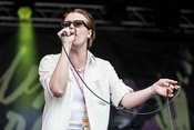 Konventionell: Bilder von Alex Cameron live auf dem Maifeld Derby 2018