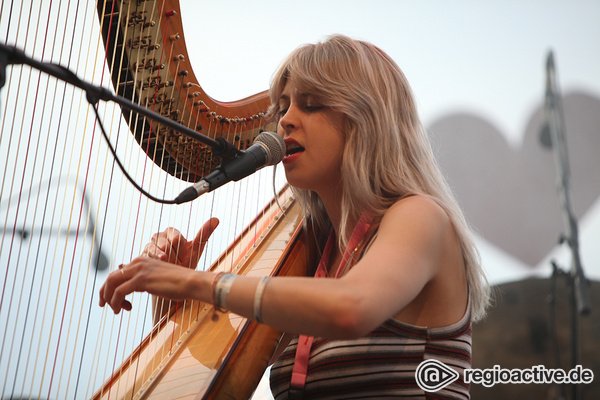 Coole Vibes - Faszinierende Klänge: Bilder von Mikaela Davis live auf dem Maifeld Derby 2018 