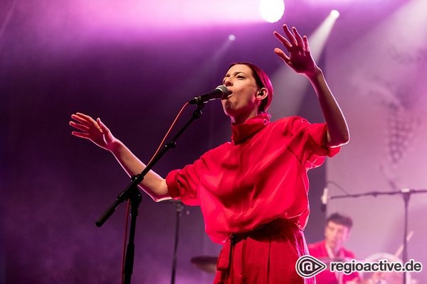 Kat, Catt und Federregen - Kat Frankie sorgt in der halle02 in Heidelberg für einen Abend in Rot-Tönen 