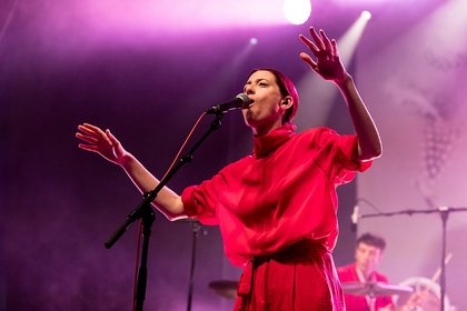 Kat, Catt und Federregen - Kat Frankie sorgt in der halle02 in Heidelberg für einen Abend in Rot-Tönen 