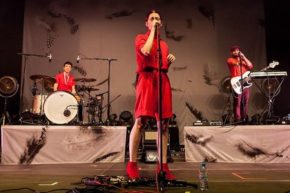 Perfekt abgestimmt - Ganz in Rot: Live-Bilder von Kat Frankie beim Maifeld Derby 2018 