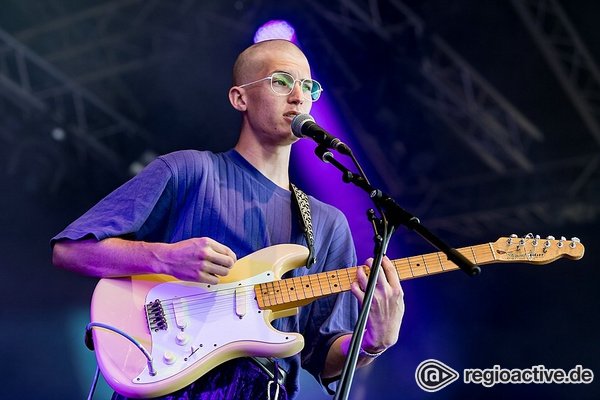 Aufstrebender Indie-Newcomer - Fresh: Bilder von Gus Dapperton live beim Maifeld Derby 2018 