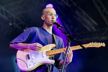 Aufstrebender Indie-Newcomer - Fresh: Bilder von Gus Dapperton live beim Maifeld Derby 2018 