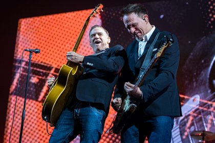 Geradlinig - Bryan Adams sorgt in der Mannheimer SAP Arena für gute Laune 