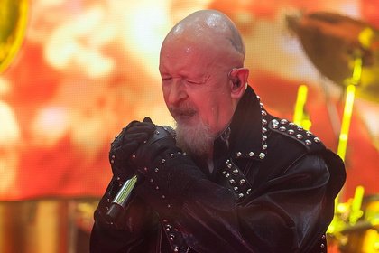 You've got another kick coming - Judas Priest: Rob Halford tritt Fan Handy aus der Hand 