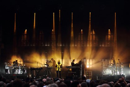 Schattenmänner: Fotos von Massive Attack live in der Zitadelle Berlin