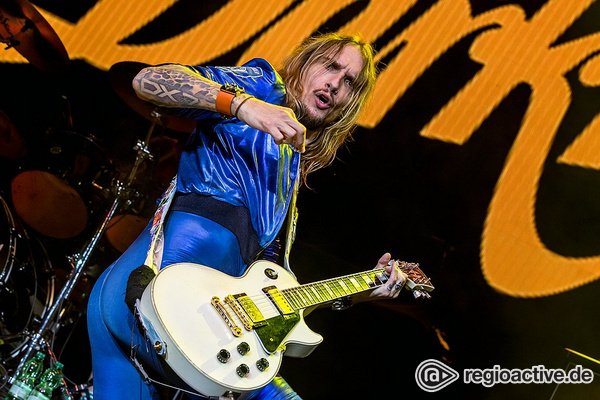 Hochkarätiger Support - Fotos von The Darkness als Opener der Hollywood Vampires live in Frankfurt 