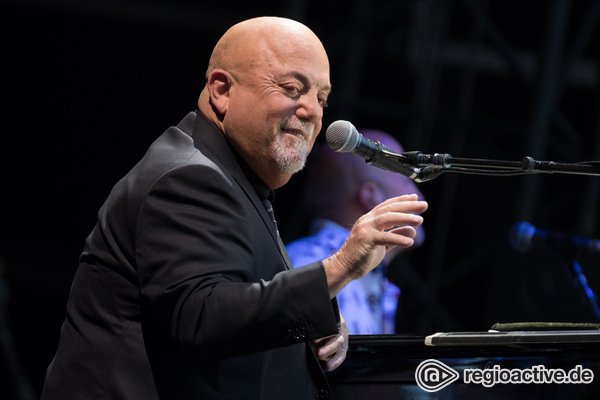 Der Mann am Klavier - Legendär: Live-Bilder von Billy Joel im Hamburger Volksparkstadion 