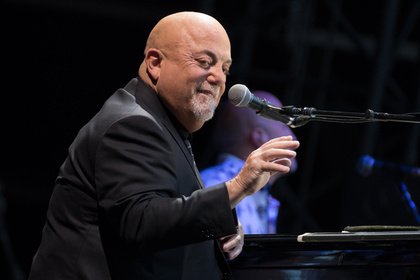 Der Mann am Klavier - Legendär: Live-Bilder von Billy Joel im Hamburger Volksparkstadion 