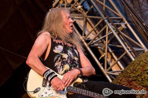 Olympiareifer Wurf - Iron Maiden: Janick Gers schleudert versehentlich Gitarre ins Publikum 